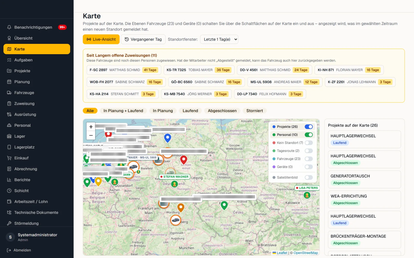 Kartenansicht der Betriebsplattform für einen Kranbetrieb: Projekte, Fahrzeuge und Personal auf einer Deutschlandkarte (Ansicht mit Beispieldaten, Namen unkenntlich gemacht)